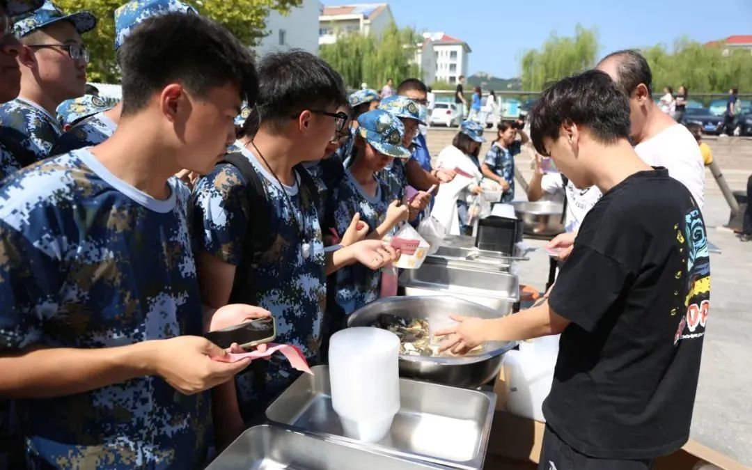 山东外事职业大学“吃鱼节”开动，一连十天的全鱼宴令外校学生艳羡不已