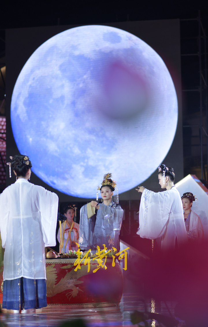印象济南·泉世界上演“中秋拜月大典”，与市民共度团圆时刻
