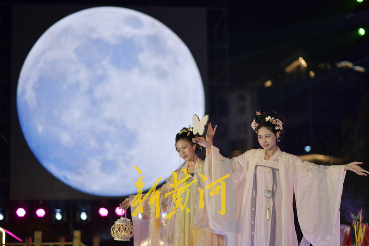 印象济南·泉世界上演“中秋拜月大典”，与市民共度团圆时刻
