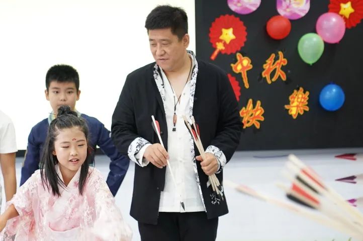 穿汉服、做月饼、开诗会、制团扇……济南托马斯学校把中秋节做成系列课