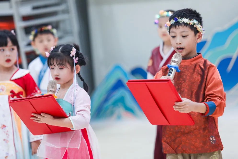 中英文诵诗、歌唱舞蹈……济南托马斯学校​一年级新生站上“中秋诵诗会”舞台