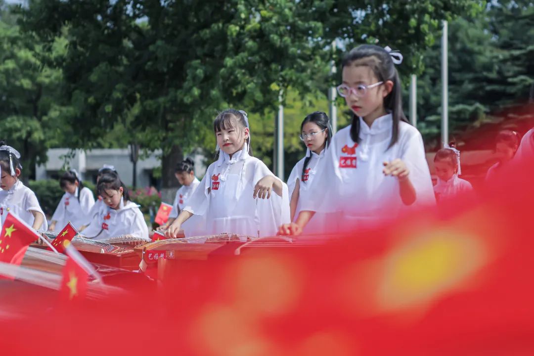 威海刘公岛：百名师生奏响古筝喜迎华诞，“花式”告白祖国母亲