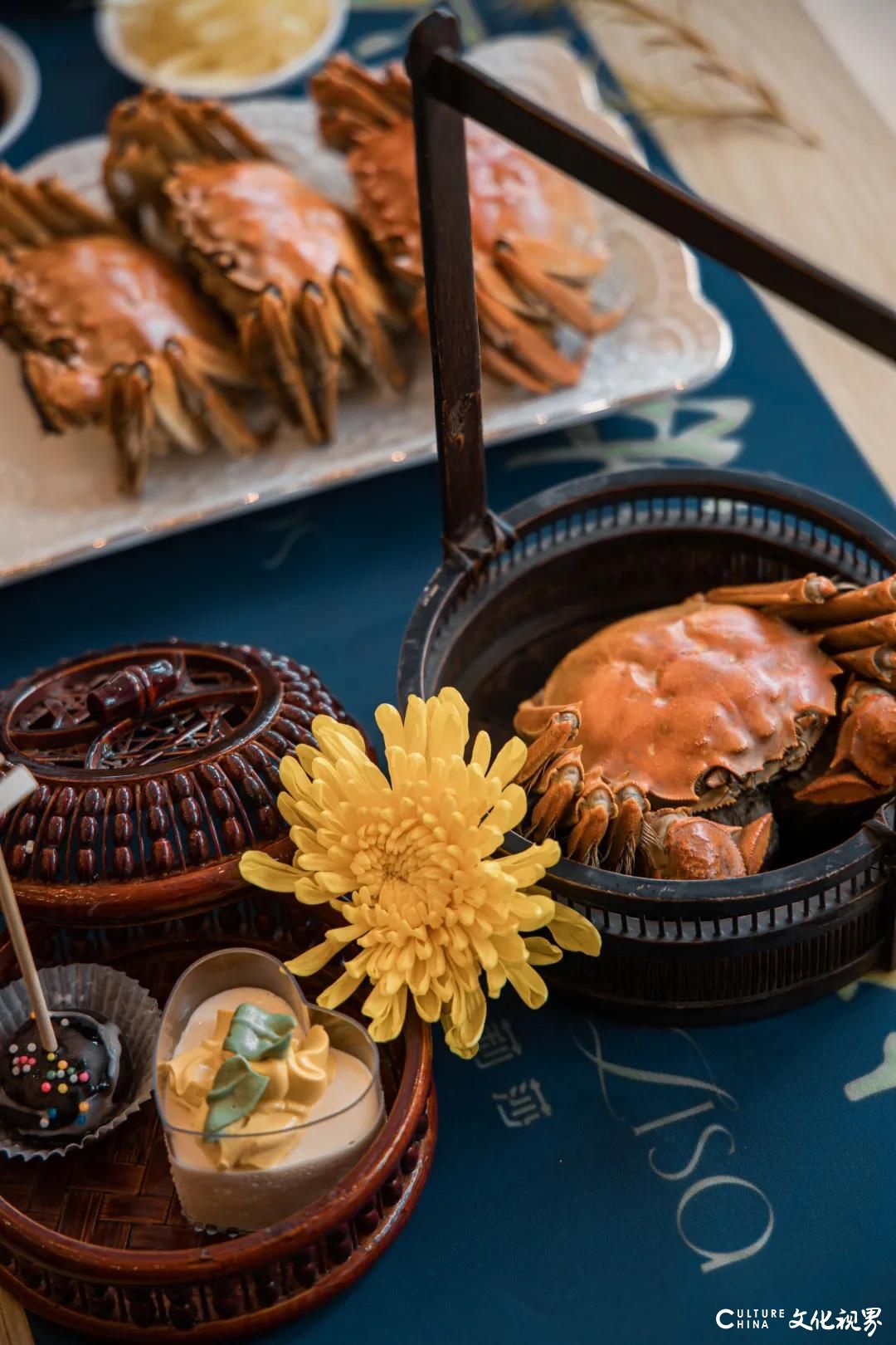 生活就要满满的仪式感，时尚“蟹宴”让莎蔓莉莎在美味中与秋天“蟹逅”