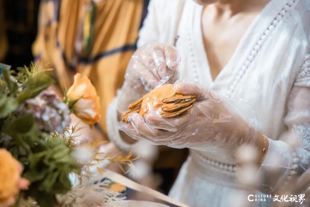 生活就要满满的仪式感，时尚“蟹宴”让莎蔓莉莎在美味中与秋天“蟹逅”