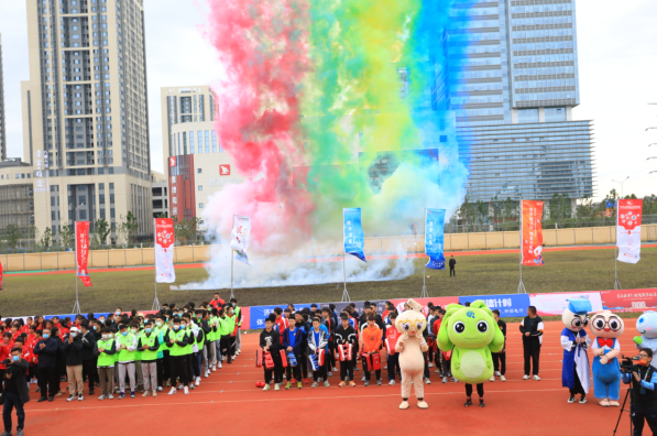“银丰杯”济南市第三届全民田径运动会热力开赛，800余名选手展示田径风采