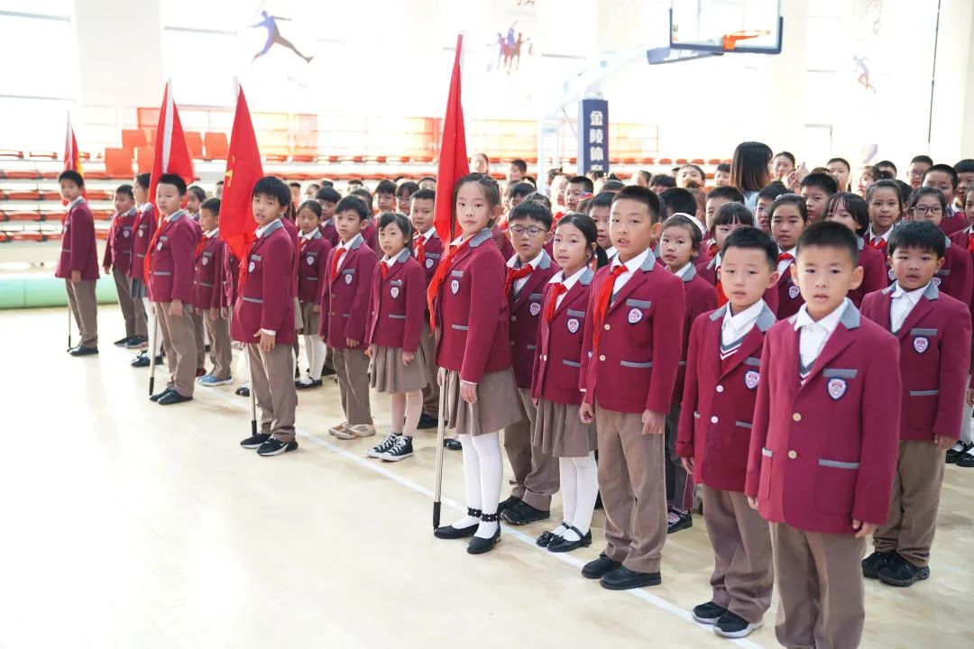 ​中国少先队72岁生日，济南托马斯学校104名小学生戴上红领巾