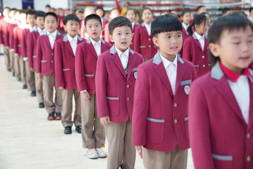 ​中国少先队72岁生日，济南托马斯学校104名小学生戴上红领巾