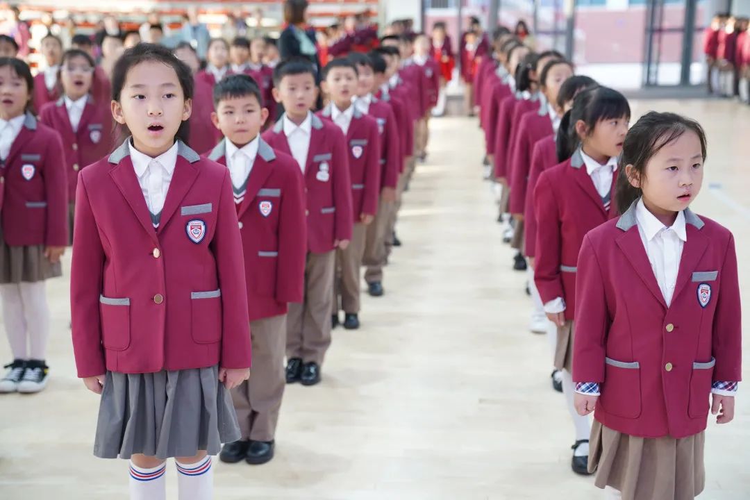 ​中国少先队72岁生日，济南托马斯学校104名小学生戴上红领巾