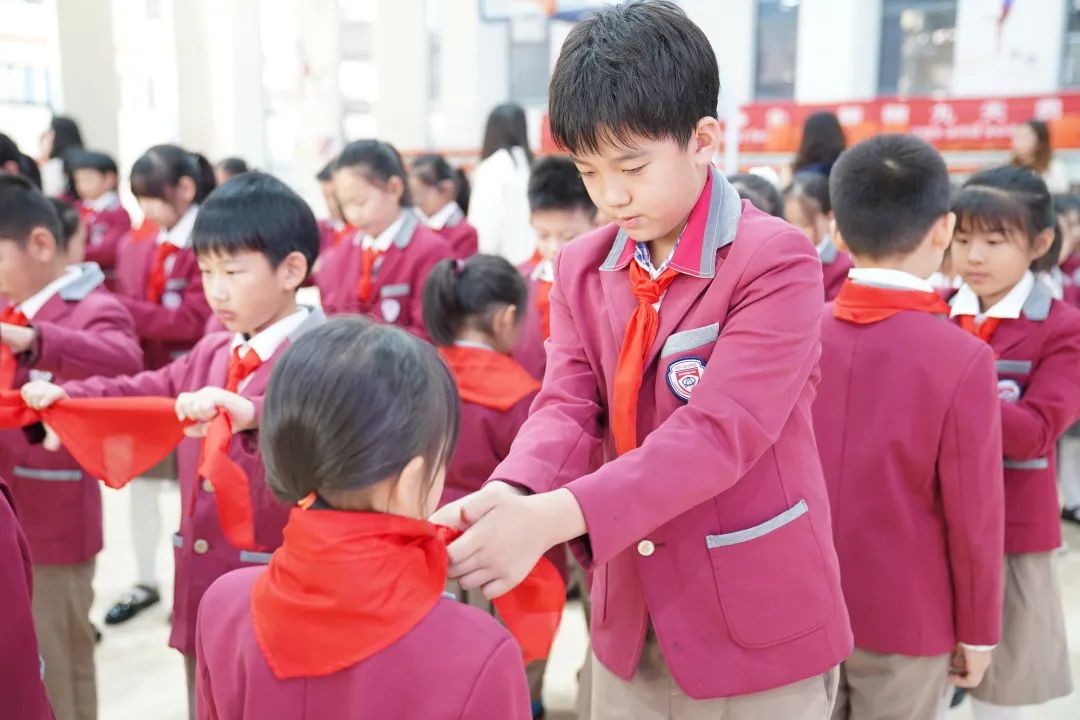 ​中国少先队72岁生日，济南托马斯学校104名小学生戴上红领巾