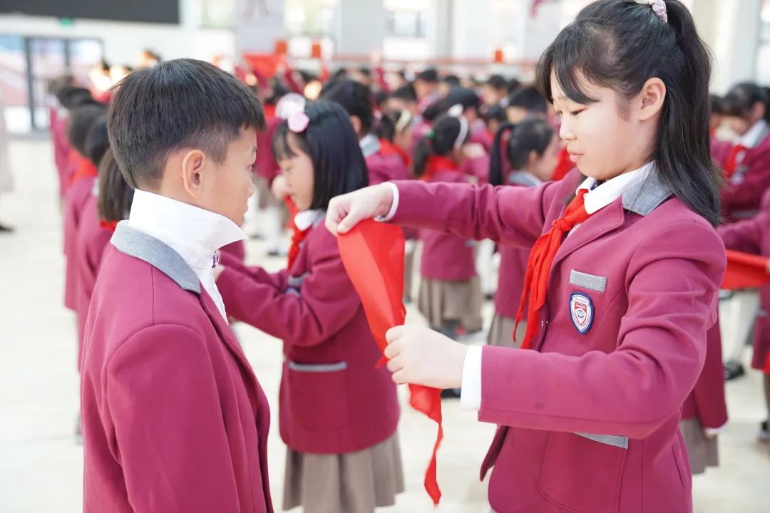 ​中国少先队72岁生日，济南托马斯学校104名小学生戴上红领巾