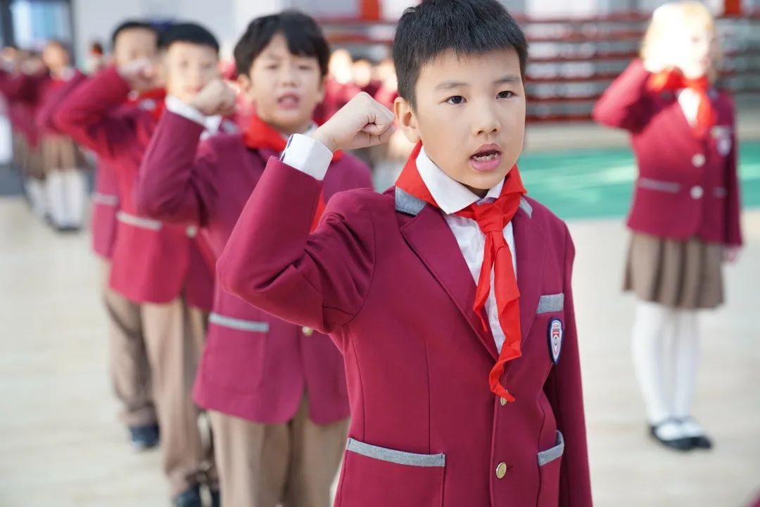 ​中国少先队72岁生日，济南托马斯学校104名小学生戴上红领巾