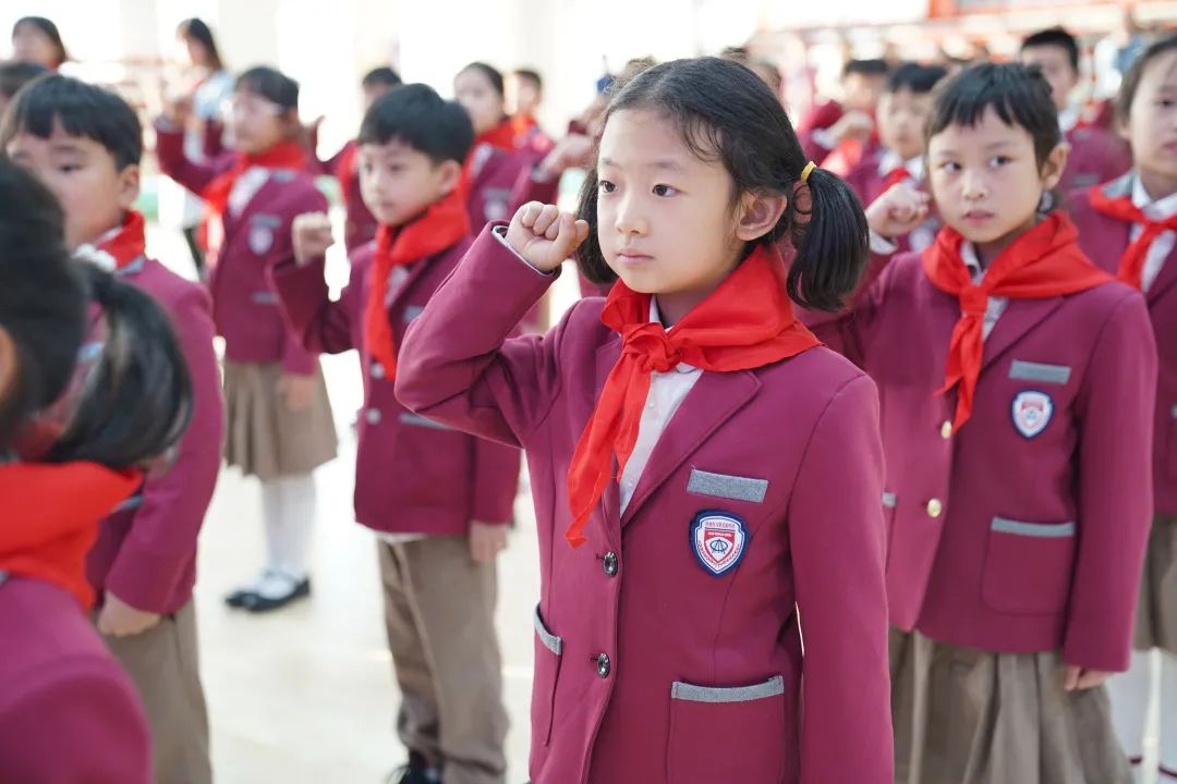 ​中国少先队72岁生日，济南托马斯学校104名小学生戴上红领巾