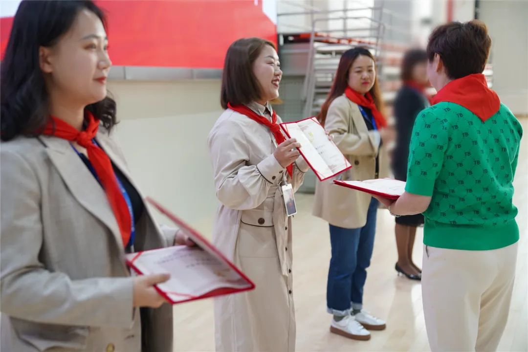 ​中国少先队72岁生日，济南托马斯学校104名小学生戴上红领巾