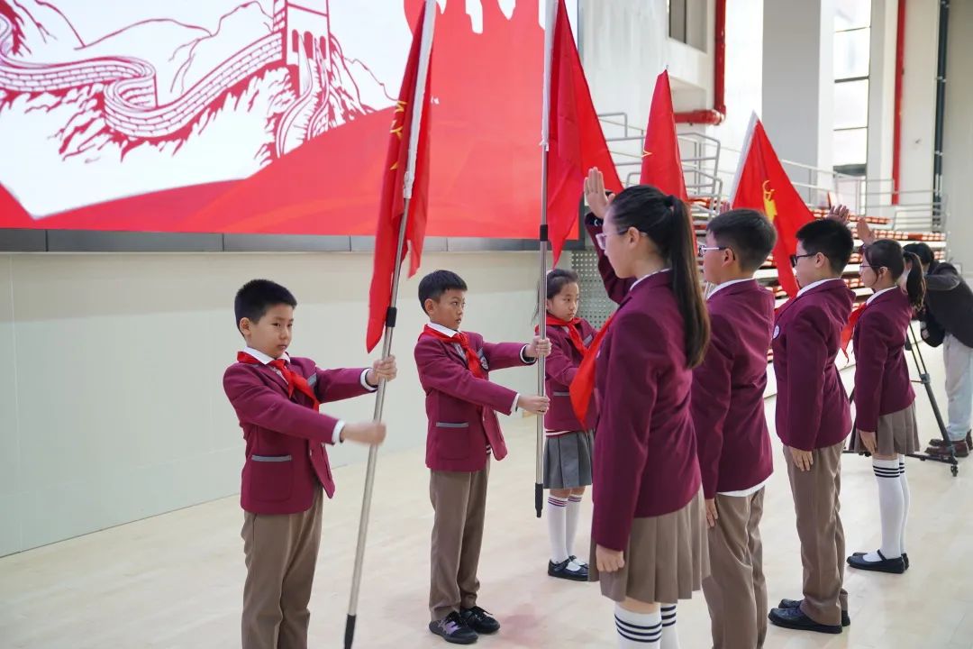 ​中国少先队72岁生日，济南托马斯学校104名小学生戴上红领巾