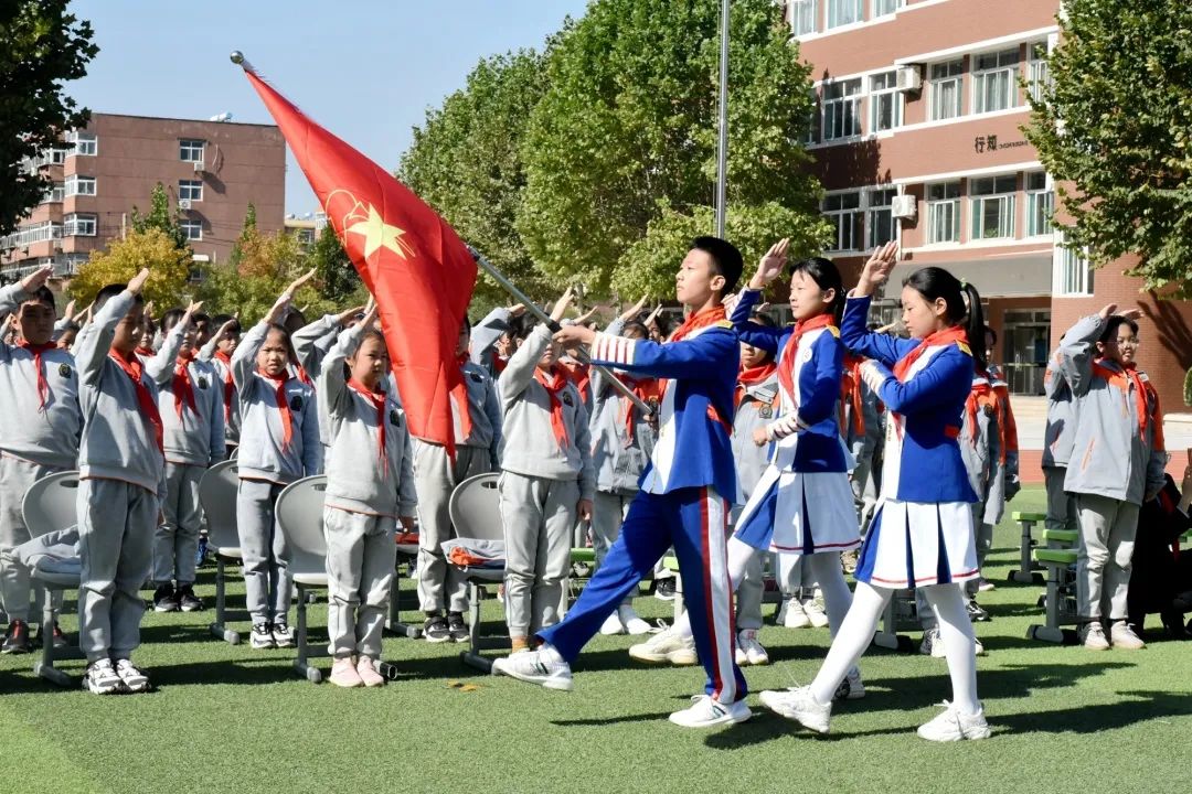 山东师范大学齐鲁实验学校开展纪念建队72周年主题队日系列活动