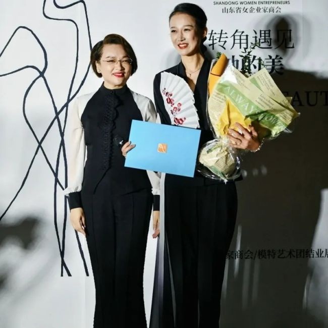 山东省女企业家商会模特艺术团结业展演成功举行