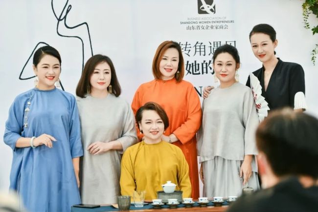 山东省女企业家商会模特艺术团结业展演成功举行