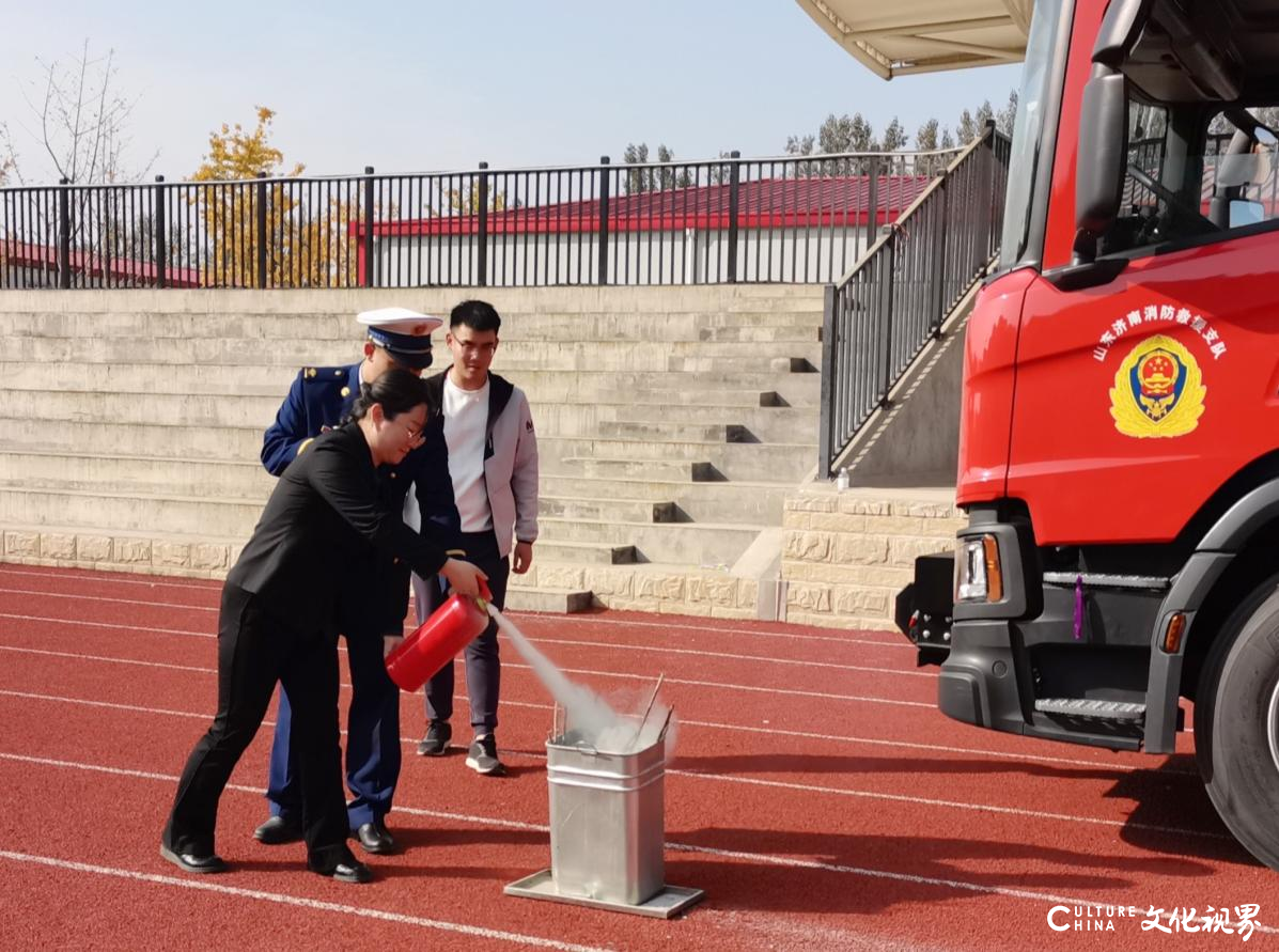 “哇，好酷！”济南市历城区虞山路学校将消防车开进安全课堂