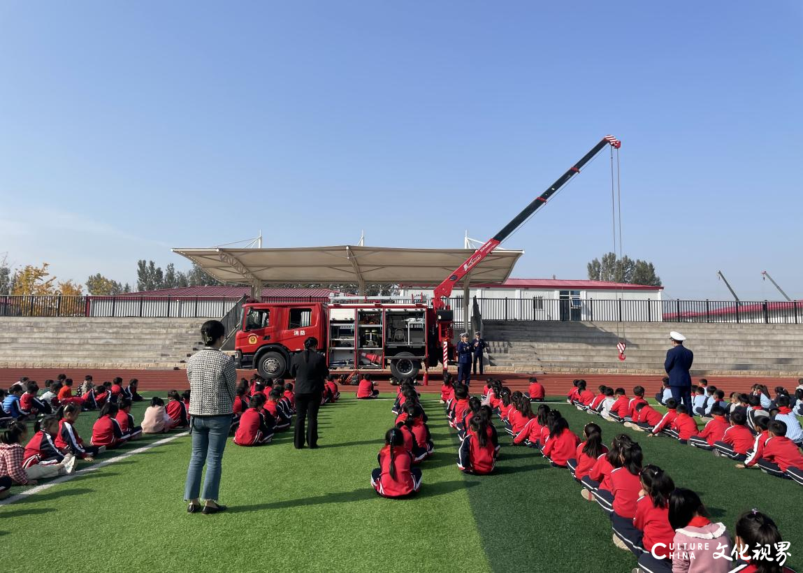 “哇，好酷！”济南市历城区虞山路学校将消防车开进安全课堂