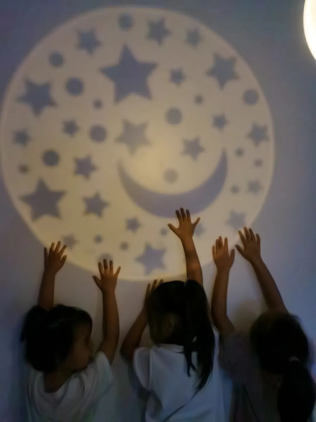 济南托马斯国际幼儿园教孩子们做“影子的朋友”