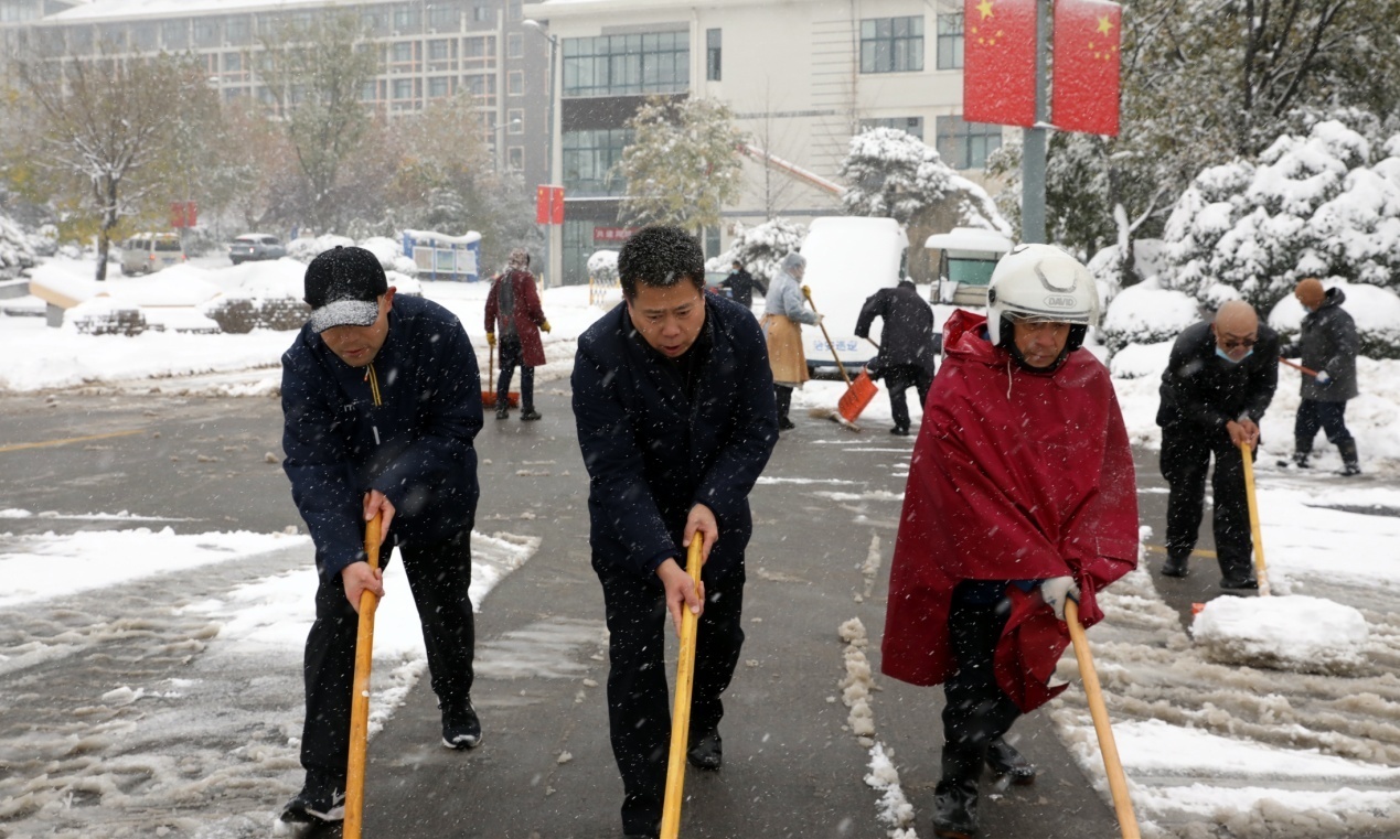 立冬迎初雪，济南护理职业学院师生全员扫雪除冰保出行