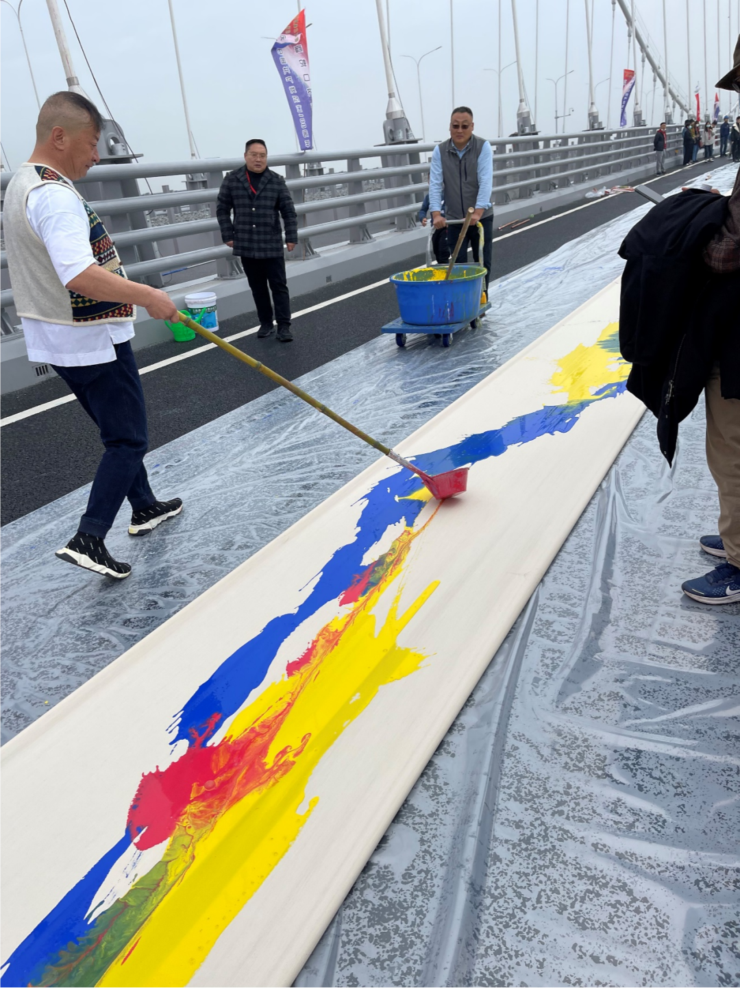招商蛇口济南公司助力，“跨黄巨幅美术作品创作活动”在济南凤凰黄河大桥成功举办