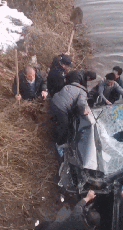 聊城市高唐县一轿车失控坠河2人被困，20余名村民搭人梯生死救援