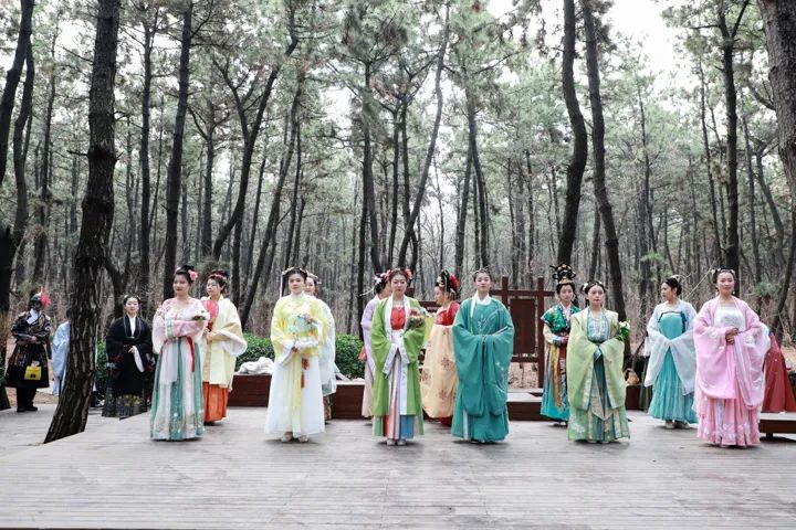 当飘逸汉服邂逅四季山海——威海上演跨越山和大海的惊喜与浪漫