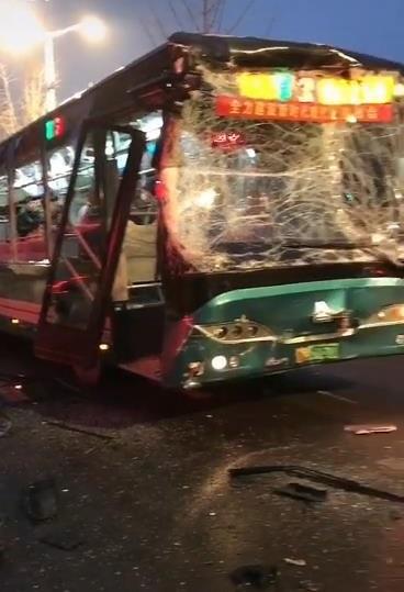 济南两辆公交车清晨追尾，15人受伤  其中两人骨折