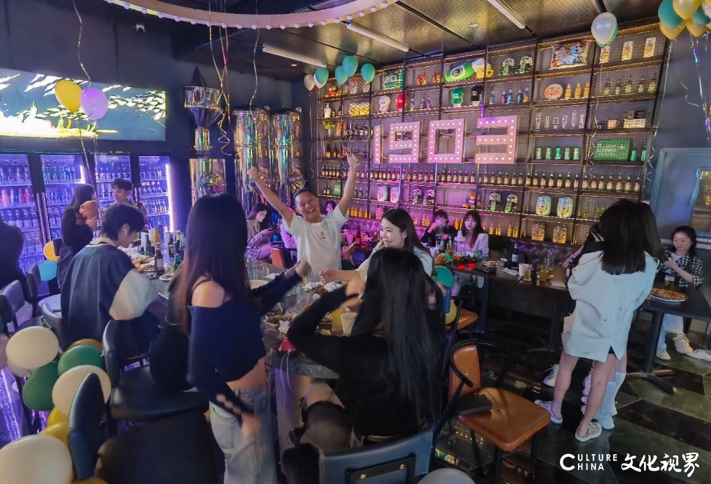 大明湖畔TSINGTAO1903青岛啤酒吧，为夜泉城增添新“啤气”