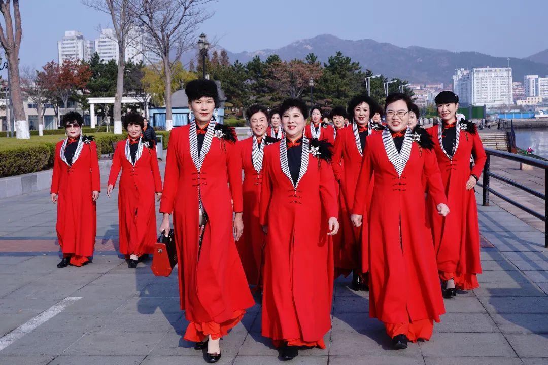 山海美景＋节日盛装，威海旗袍文促会模特队“迎新年山海旗袍秀”热闹又惊艳