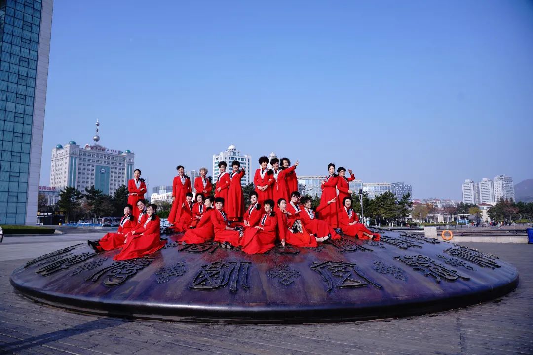 山海美景＋节日盛装，威海旗袍文促会模特队“迎新年山海旗袍秀”热闹又惊艳