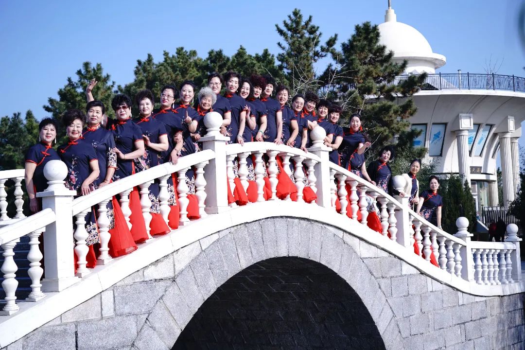 山海美景＋节日盛装，威海旗袍文促会模特队“迎新年山海旗袍秀”热闹又惊艳