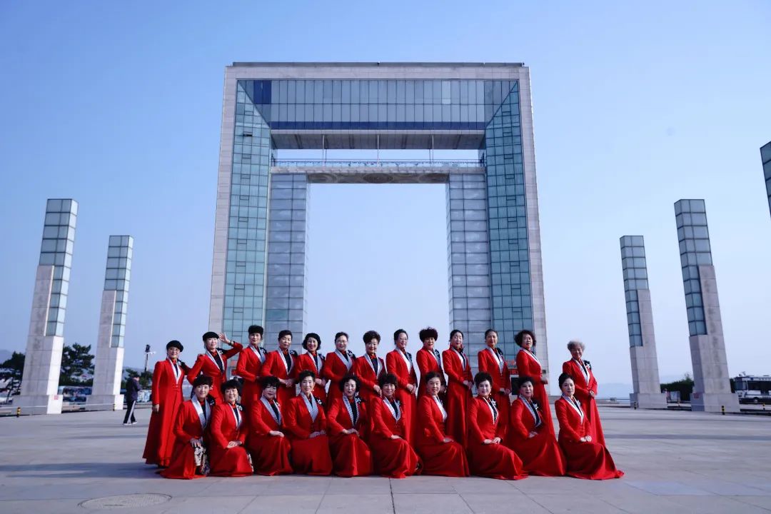 山海美景＋节日盛装，威海旗袍文促会模特队“迎新年山海旗袍秀”热闹又惊艳