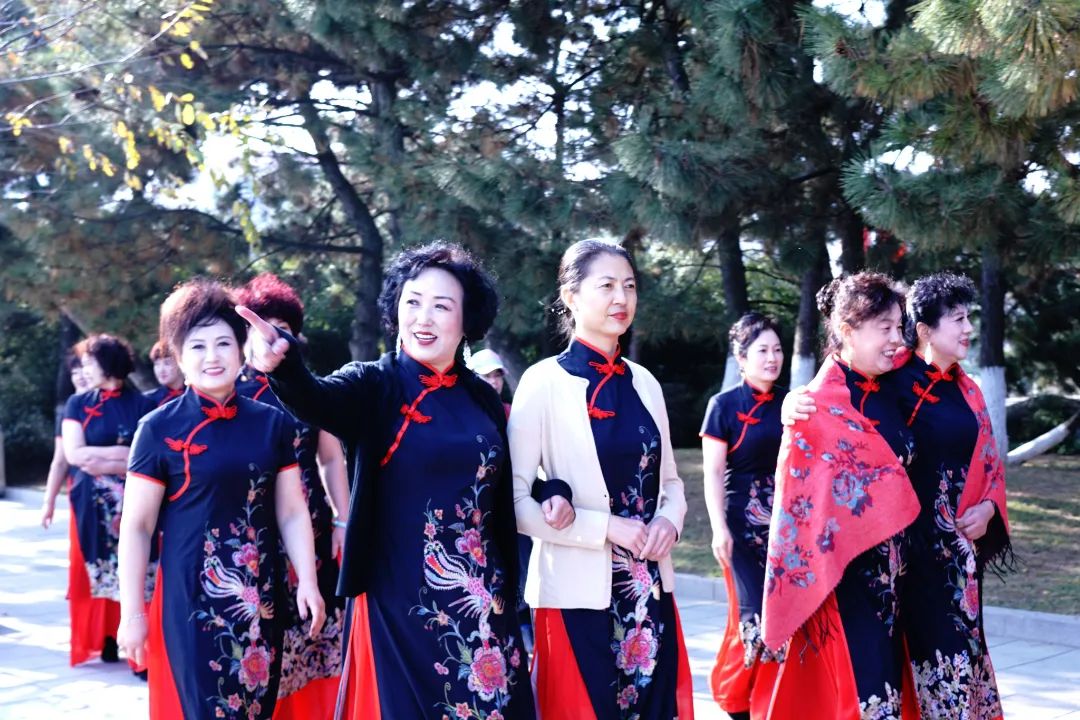 山海美景＋节日盛装，威海旗袍文促会模特队“迎新年山海旗袍秀”热闹又惊艳