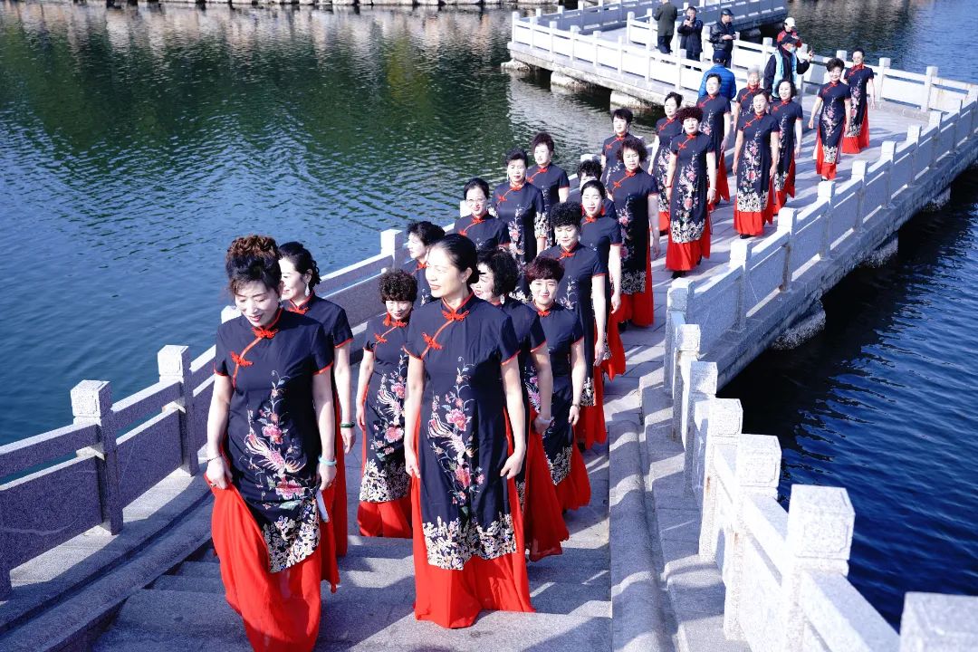 山海美景＋节日盛装，威海旗袍文促会模特队“迎新年山海旗袍秀”热闹又惊艳