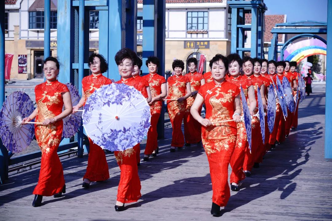 山海美景＋节日盛装，威海旗袍文促会模特队“迎新年山海旗袍秀”热闹又惊艳