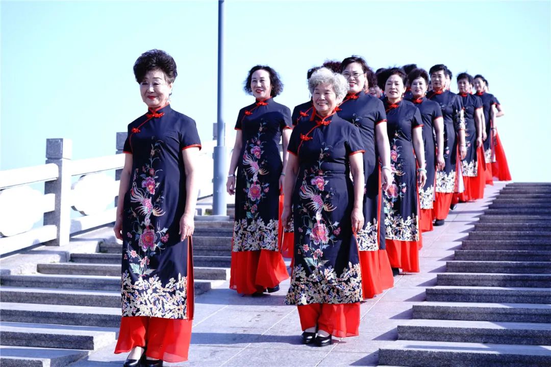 山海美景＋节日盛装，威海旗袍文促会模特队“迎新年山海旗袍秀”热闹又惊艳