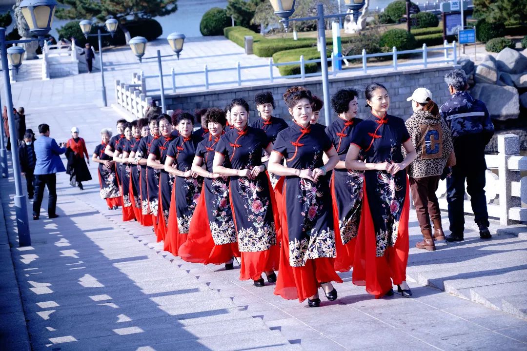 山海美景＋节日盛装，威海旗袍文促会模特队“迎新年山海旗袍秀”热闹又惊艳