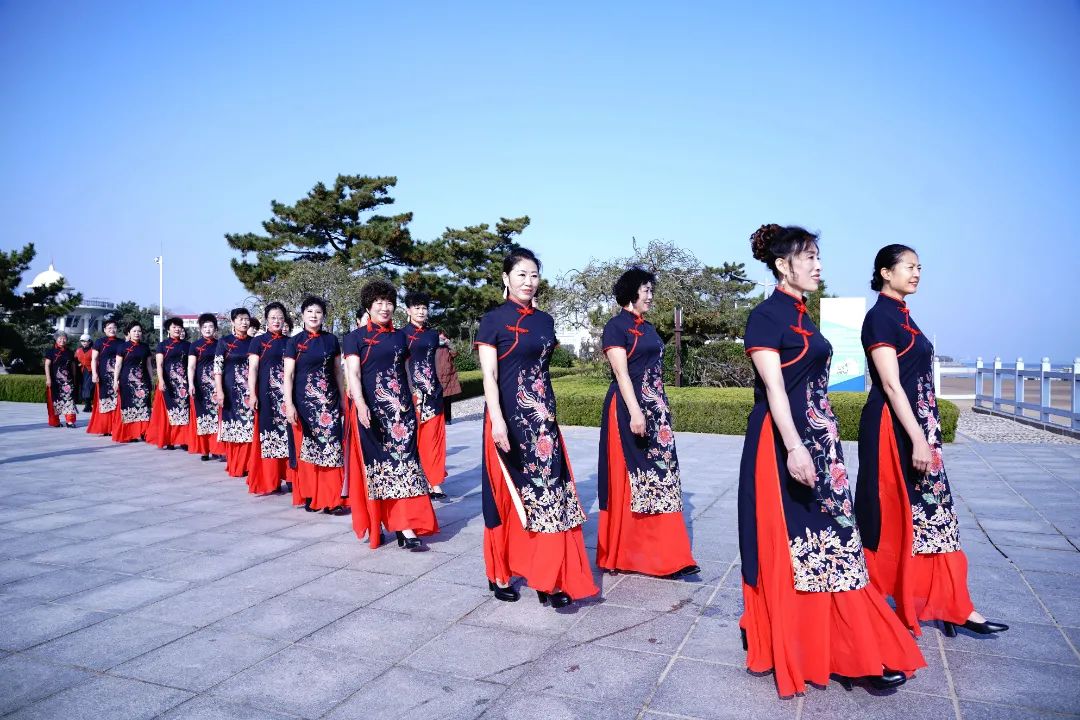 山海美景＋节日盛装，威海旗袍文促会模特队“迎新年山海旗袍秀”热闹又惊艳