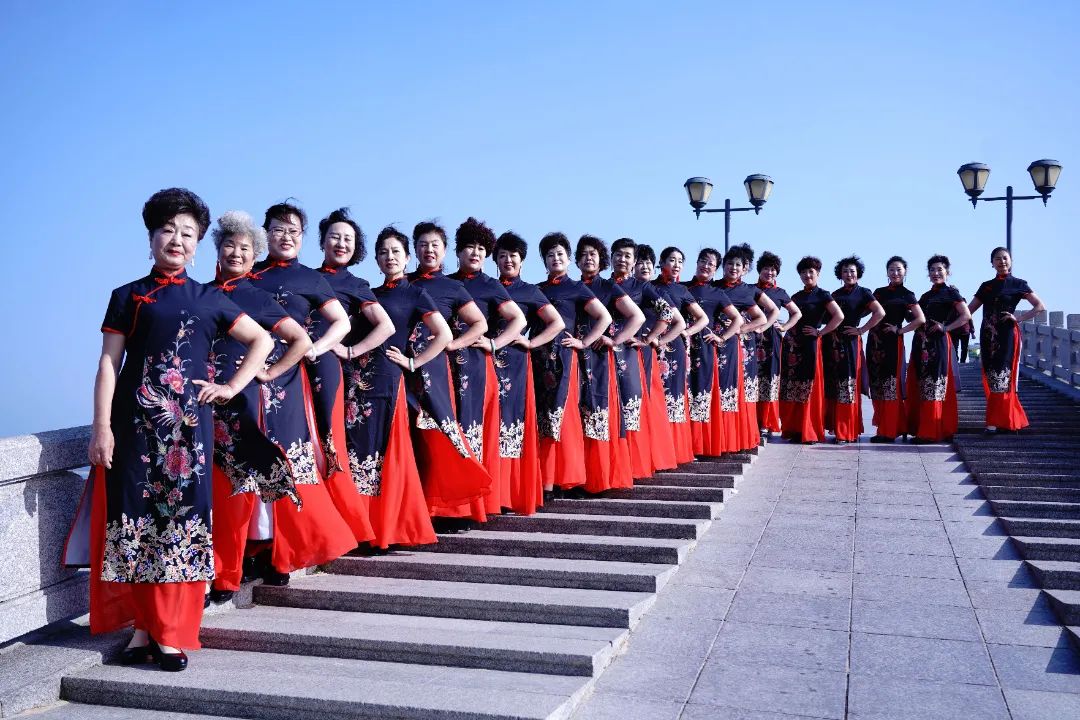 山海美景＋节日盛装，威海旗袍文促会模特队“迎新年山海旗袍秀”热闹又惊艳