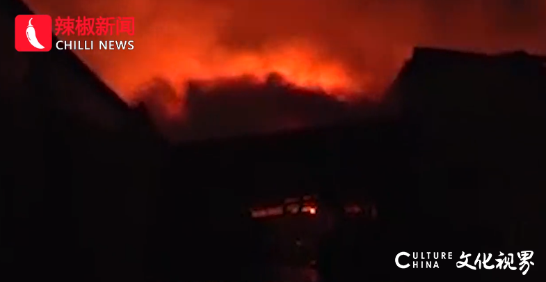 青岛胶州市大朱戈工业园发生火灾，两名消防员牺牲