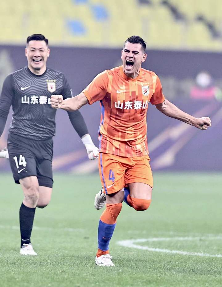 第7次举起足协杯，泰山队成为中国足坛首支三次夺得“双冠王”的球队