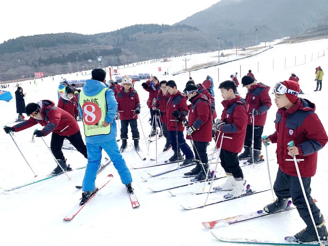 济南托马斯初中部走进济南卧虎山滑雪场，开启一场“惊奇之旅”