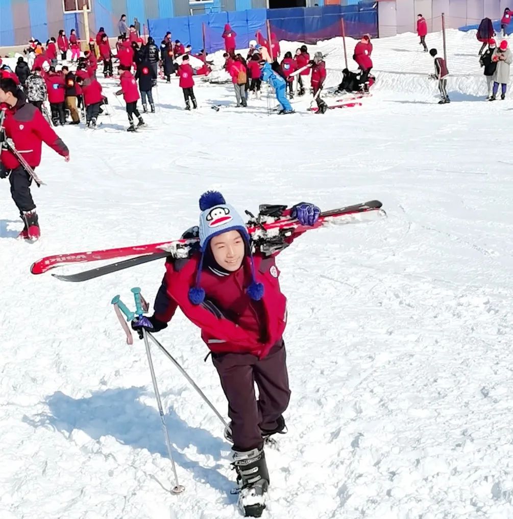 济南托马斯初中部走进济南卧虎山滑雪场，开启一场“惊奇之旅”