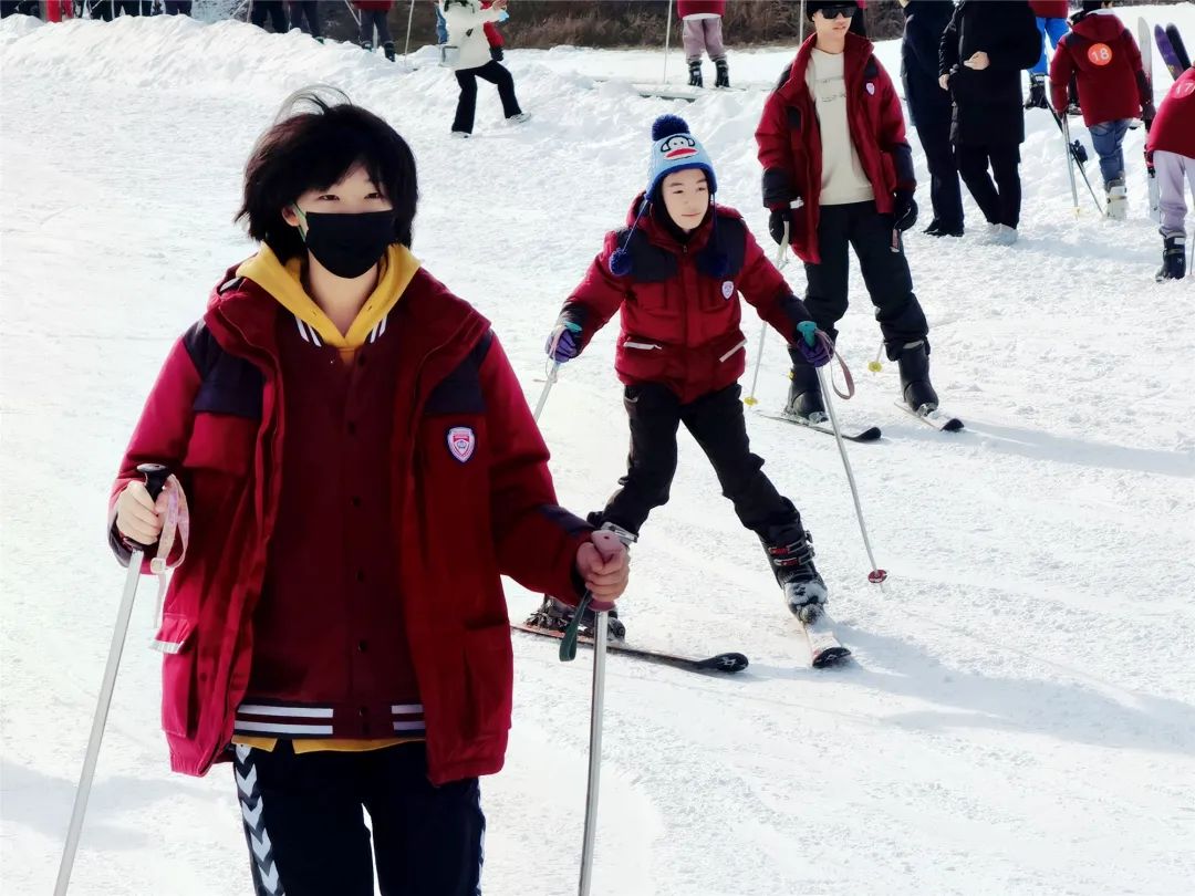 济南托马斯初中部走进济南卧虎山滑雪场，开启一场“惊奇之旅”