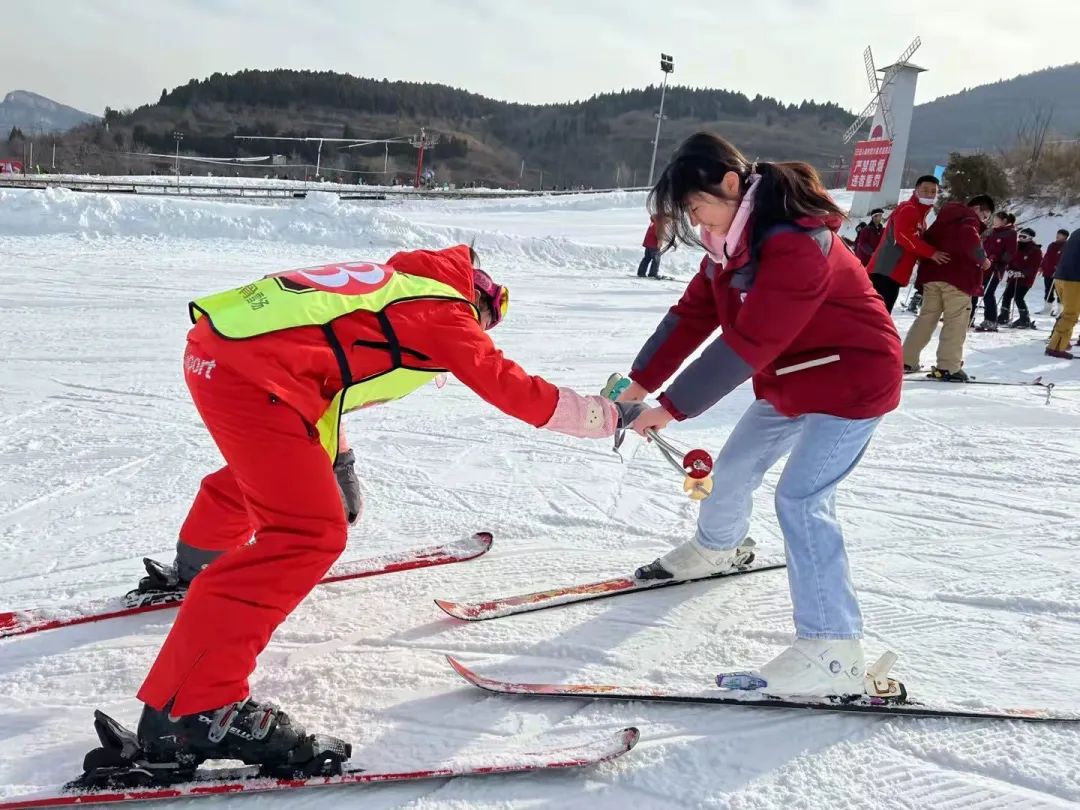 济南托马斯初中部走进济南卧虎山滑雪场，开启一场“惊奇之旅”