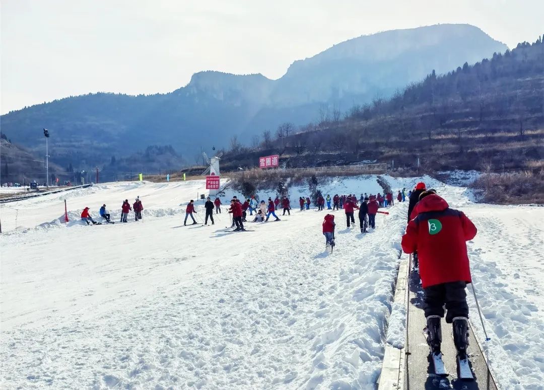 济南托马斯初中部走进济南卧虎山滑雪场，开启一场“惊奇之旅”