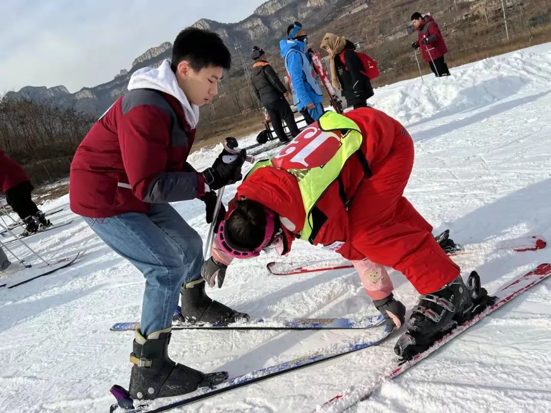 济南托马斯初中部走进济南卧虎山滑雪场，开启一场“惊奇之旅”