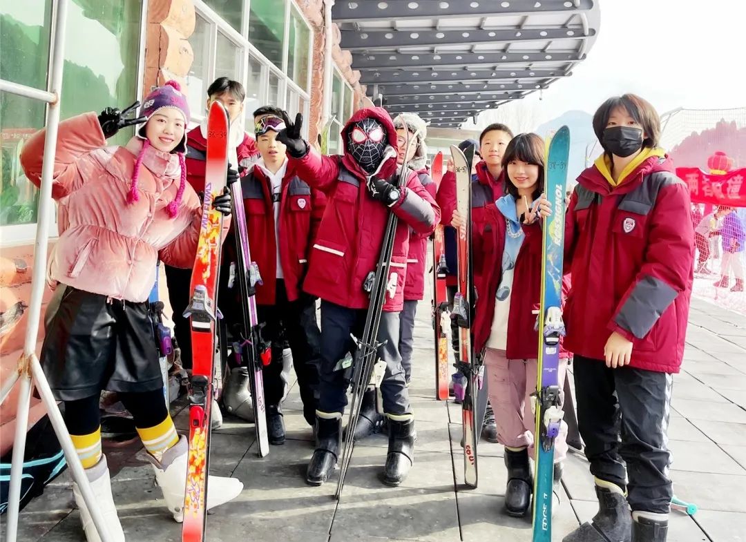 济南托马斯初中部走进济南卧虎山滑雪场，开启一场“惊奇之旅”